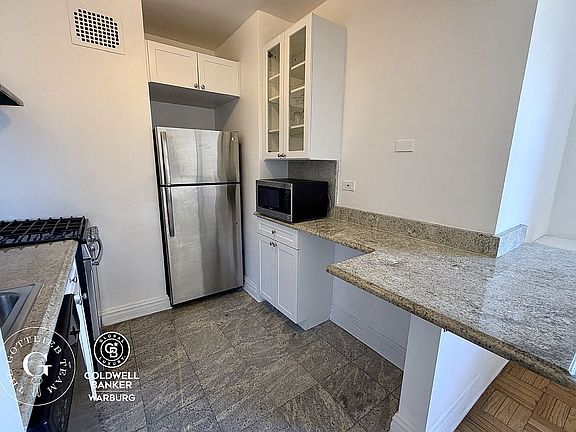 4th image of 305 E 72nd St #10A