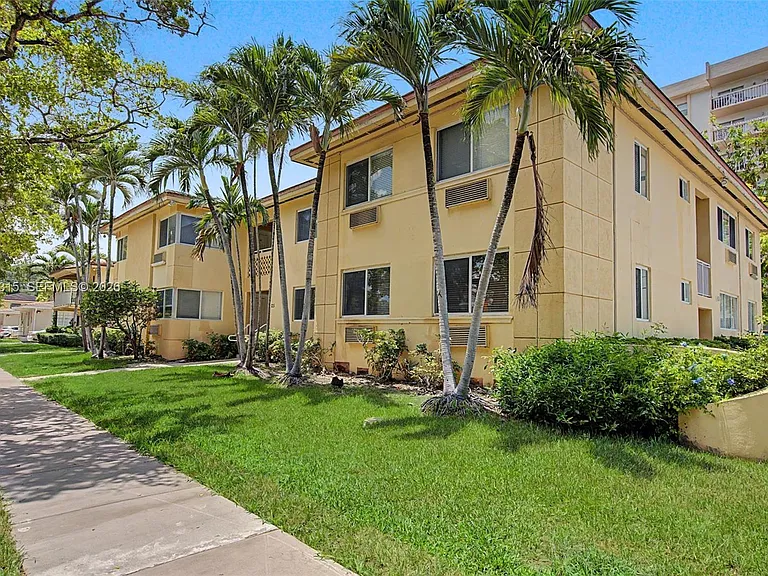 25 Menores Ave #8 — Photo 1