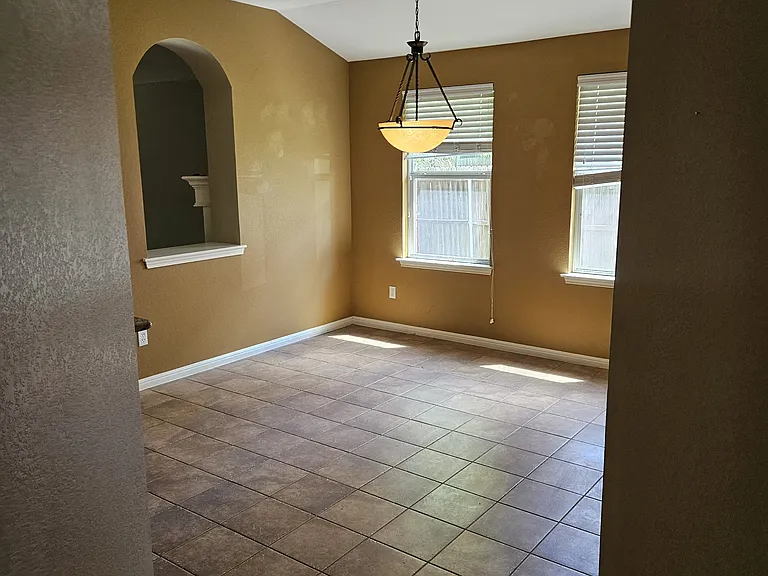 11208 Friendship Dr — Photo 8