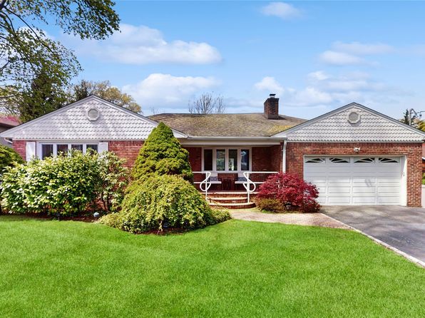 7 Brush Place, Huntington, NY 11743