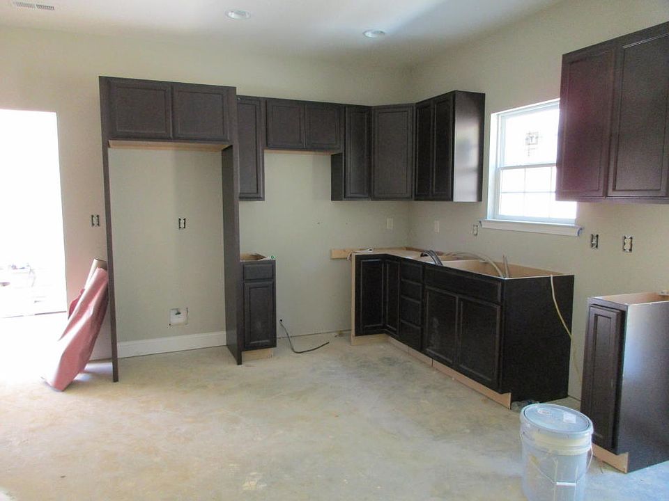 2nd image of 3052 Oakwood Hills Ln
