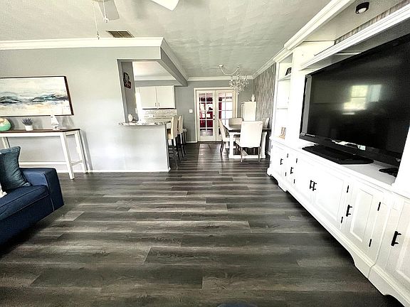 Living/dining area