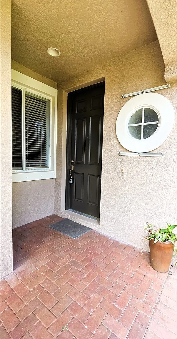 3 bed, 2.5 bath, 1977 sqft, $1,900 — Photo 3