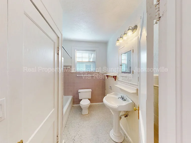 231 W 10th St — Photo 17