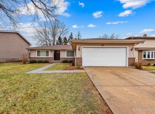 988 Dearborn Cir, Carol Stream, IL 60188