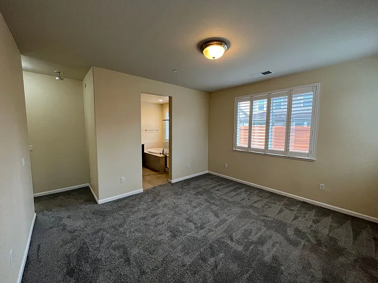 1484 Rock Springs Ave — Photo 3