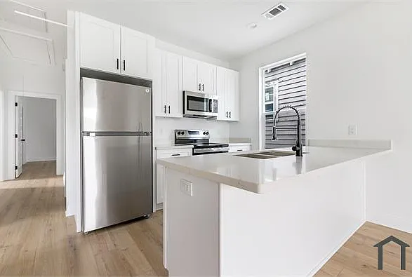 3015 Burdette St — Photo 4