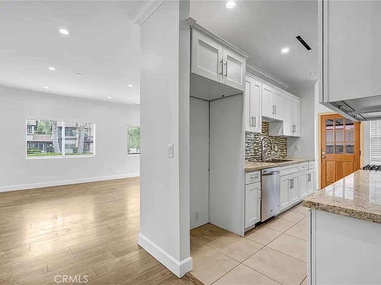 6711 Clybourn Ave — Photo 15