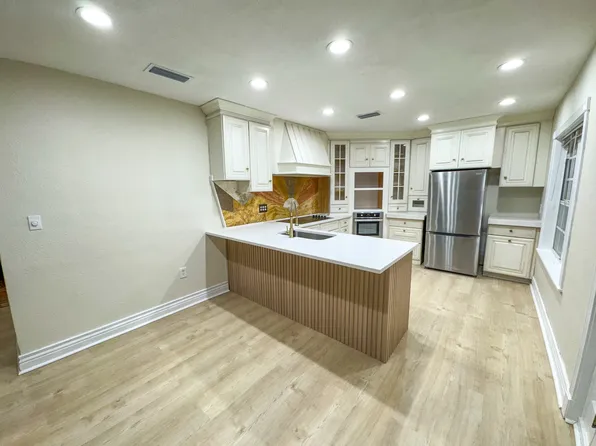 4711 Sunnydale Ln N, Saint Petersburg, FL 33709