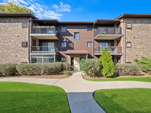 60 Pier Dr APT 202, Westmont, IL 60559