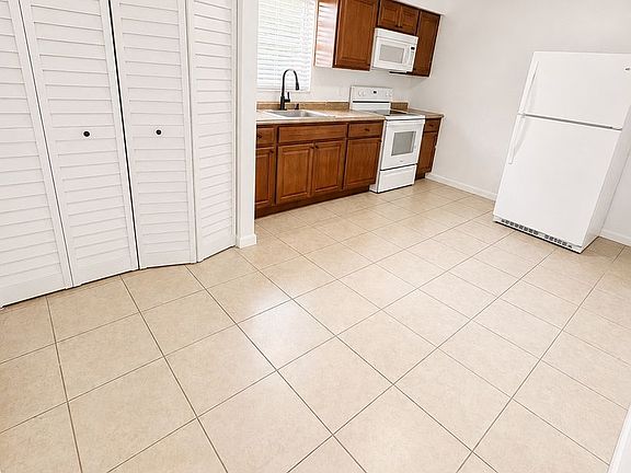 4th image of 1632 NE 71st Pl