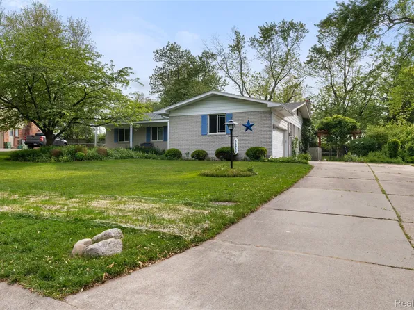 36963 Heatherton Dr, Farmington, MI 48335