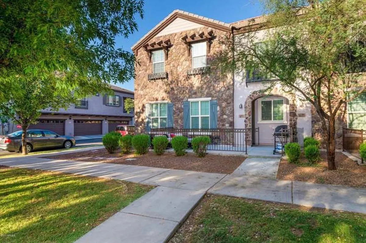 Building Photo - 2726 S Equestrian Dr #101