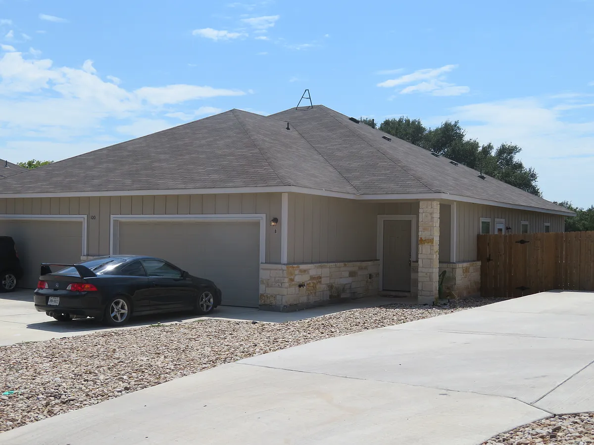 Building Photo - 338 Loop 332 #B