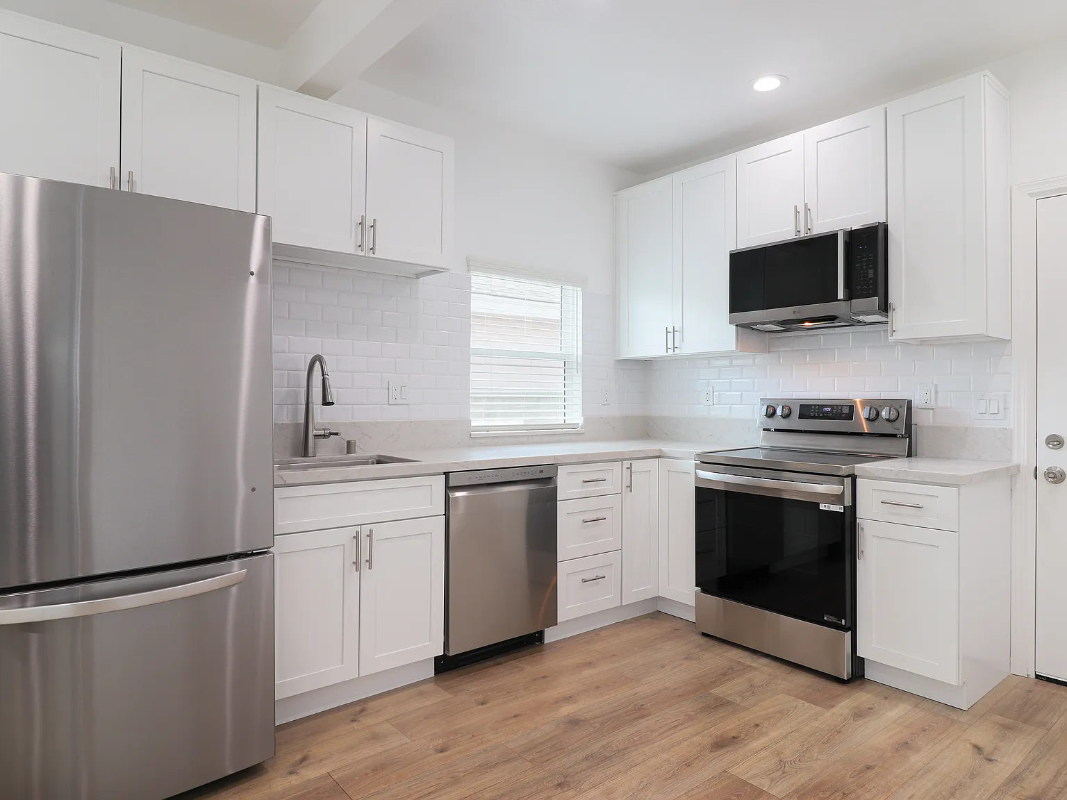 2 bed, 700 sqft, $2,749 — Photo 4
