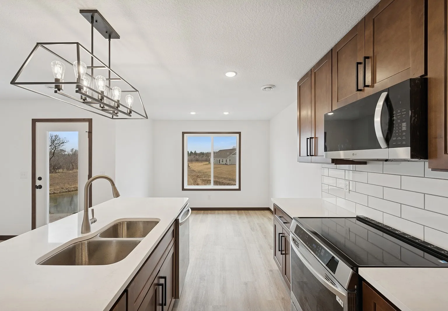 3 bed, 2.5 bath, 1676 sqft, $2,400 — Photo 3