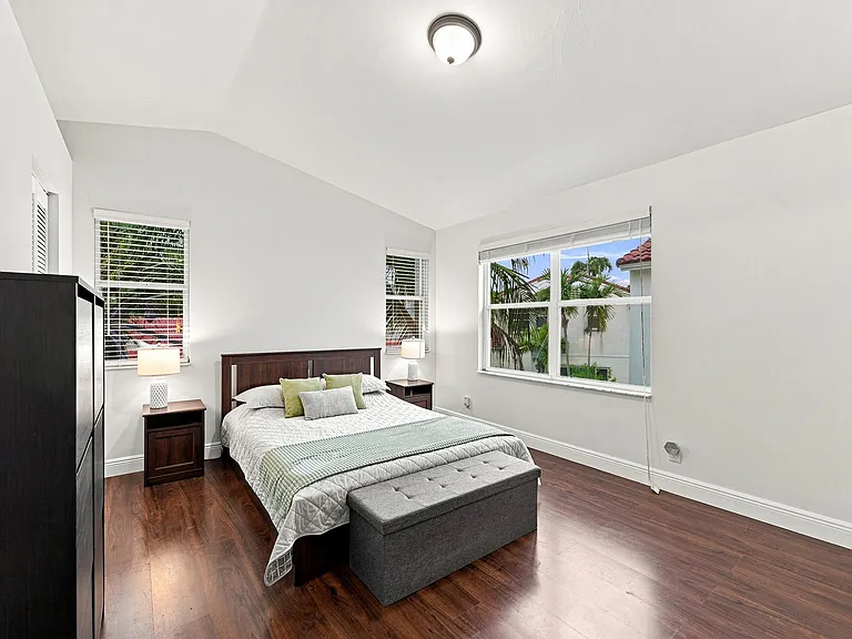 1115 SW 180th Ter — Photo 5