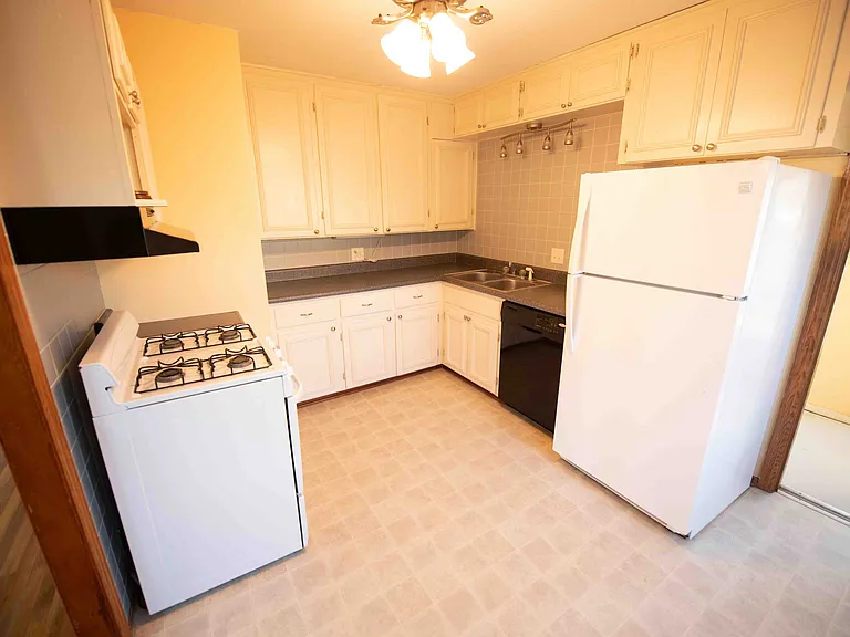 743 Oak St — Photo 2