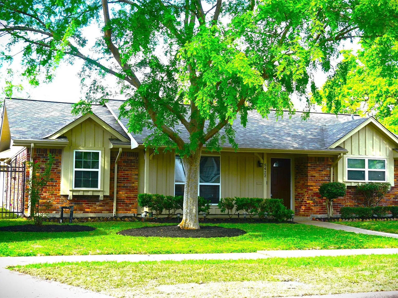 3 bed, 2.0 bath, 1735 sqft, $2,600 — Photo 1