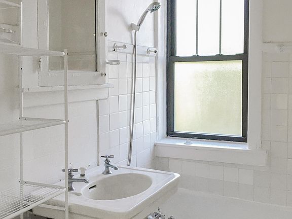 4th image of 4600 1/2 N Winchester Ave #3G