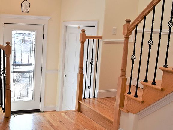 5th image of 253 Poultney St