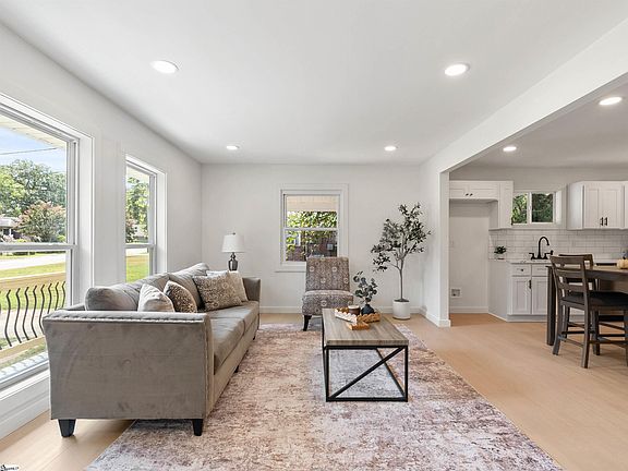3rd image of 323 Crosby Cir