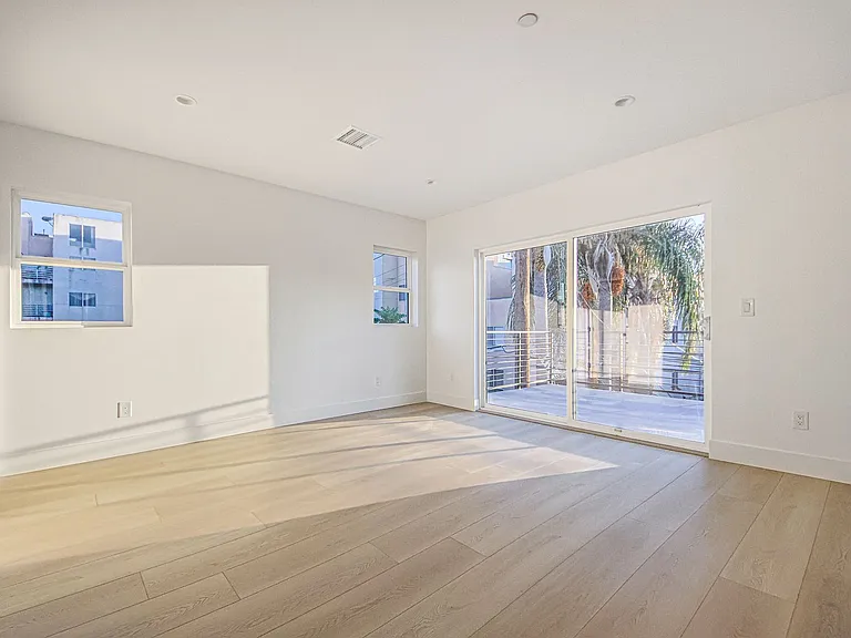 1223 N June St — Photo 15