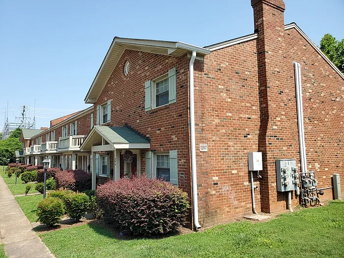 2 bed, 1.5 bath, 900 sqft, $1,525 — Photo 3