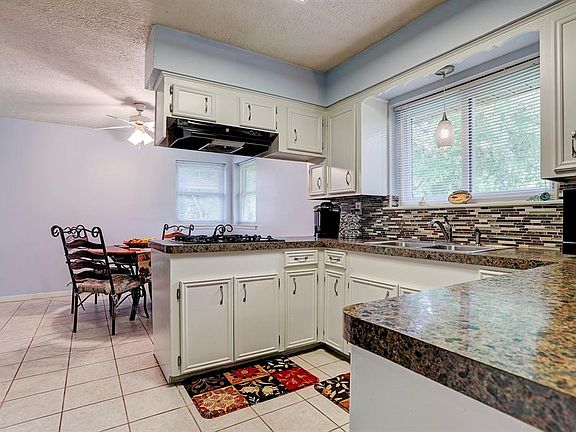 5th image of 215 Highland Terrace Dr