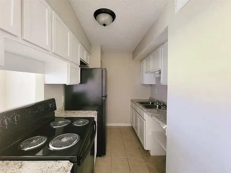 COURTYARD PARK APARTMENTS — Photo 37