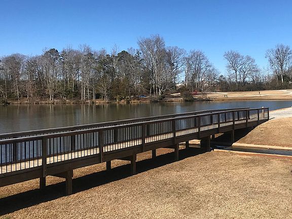 Walk from pool to Lake