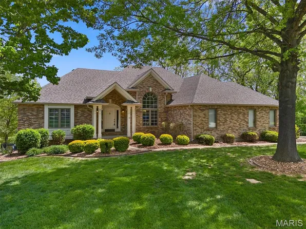2 Windsurfer Ct, Lake Saint Louis, MO 63367