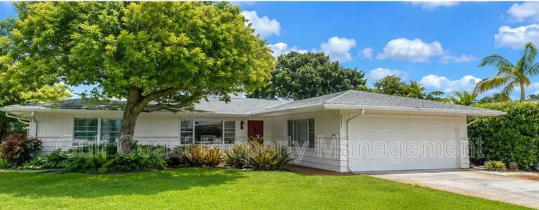 2253 Valencia Dr — Photo 2