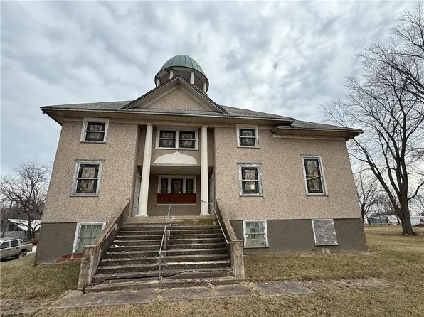 601 6th St, Blythedale, MO 64426