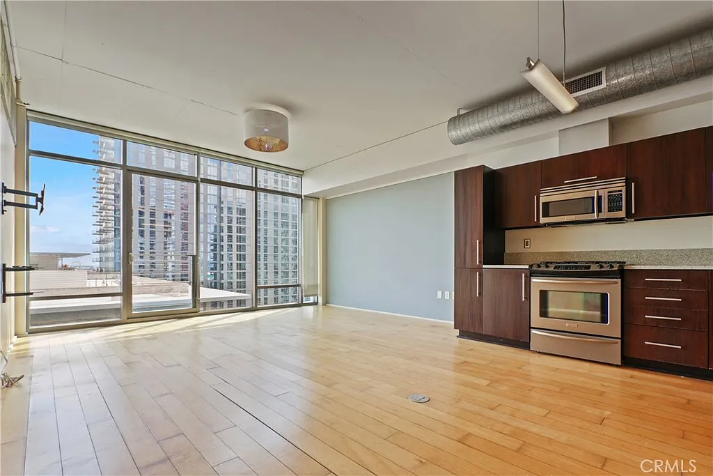 1 bed, 880 sqft, $2,400 — Photo 3