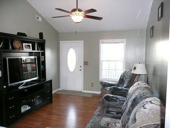 Living Rm w/vaulted ceilings
