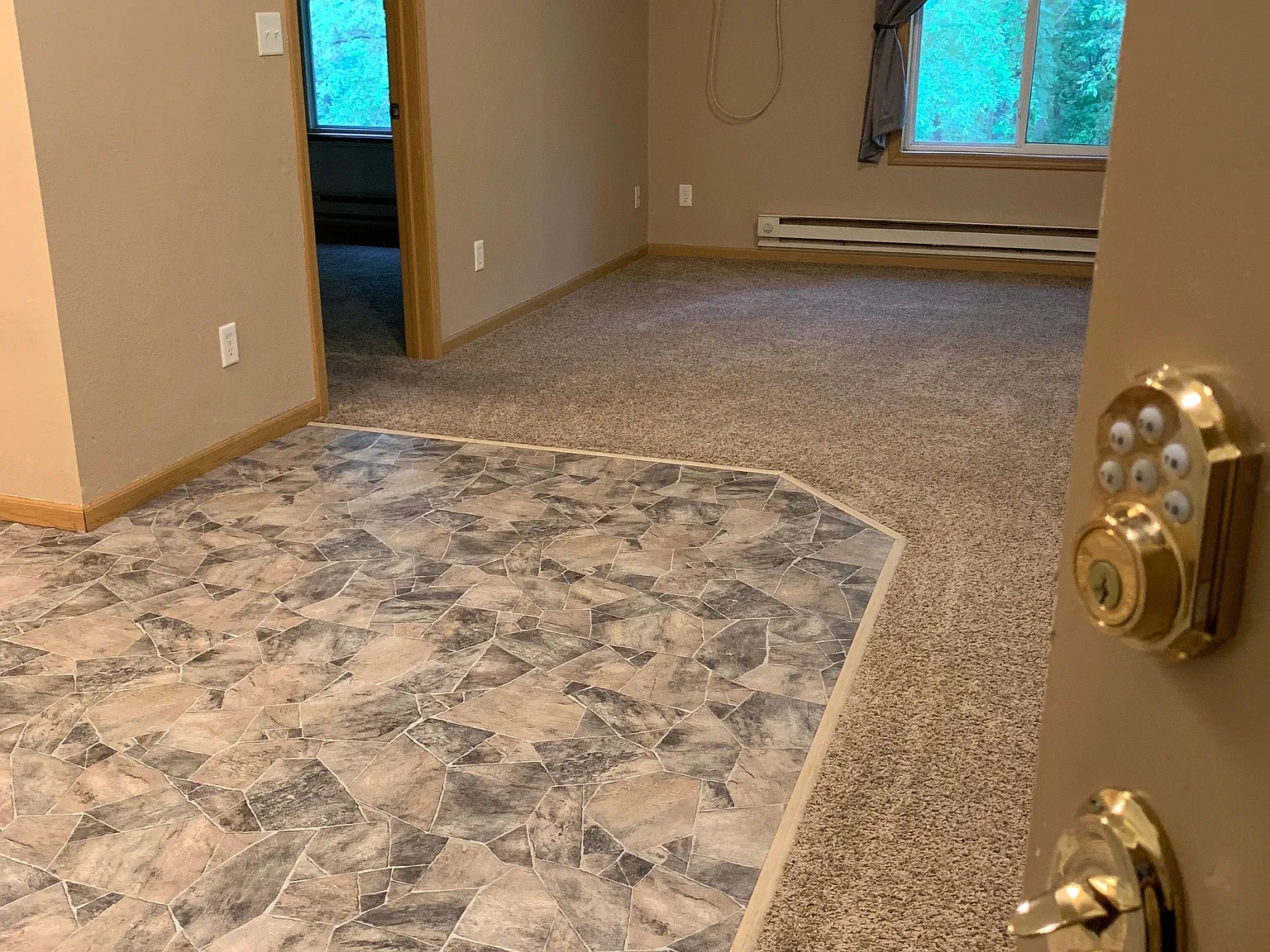 1 bed, 1.0 bath, 590 sqft, $1,080 — Photo 2