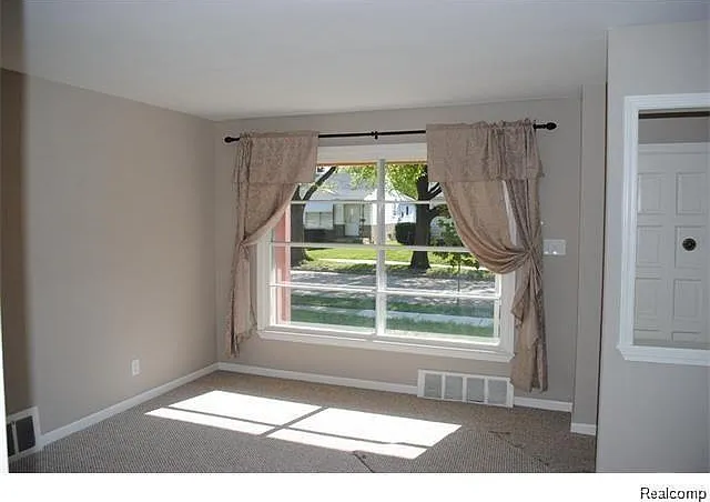 23269 Ithaca Ave — Photo 2