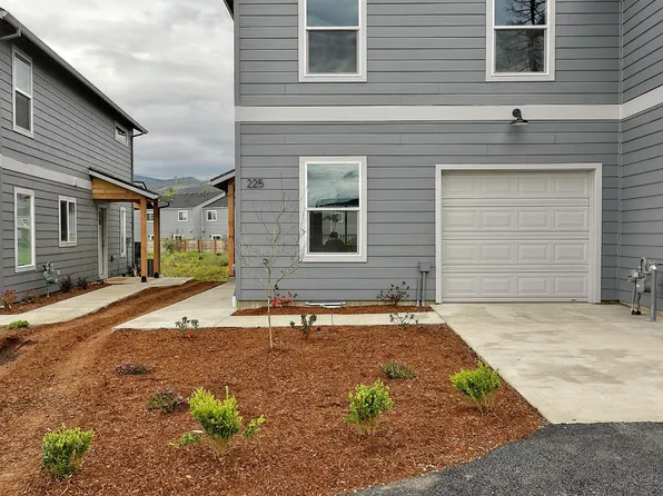 225 Dano Dr, Phoenix, OR 97535