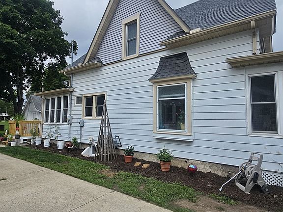 4th image of 403 East St