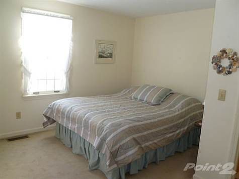 Queen bedroom
