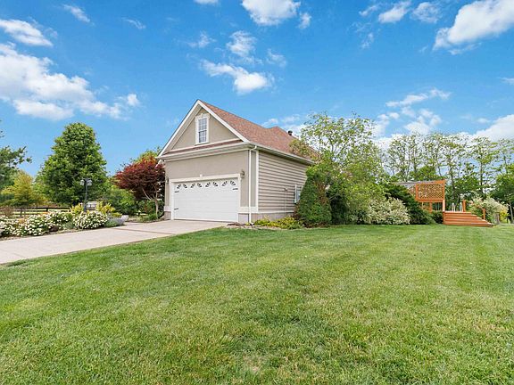 3rd image of 466 Woodridge Dr