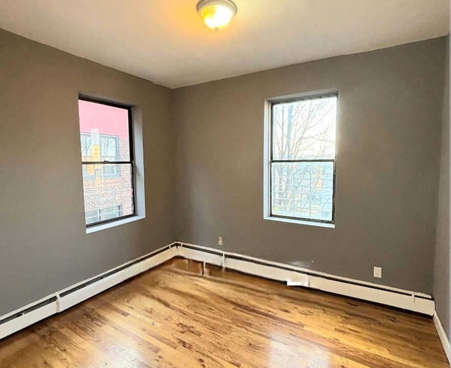 2nd image of 246-247 Roseville Ave #4B