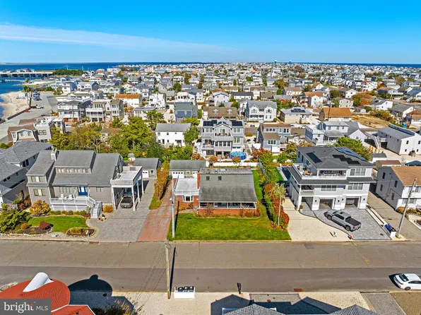 327 W 16th St, Ship Bottom, NJ 08008