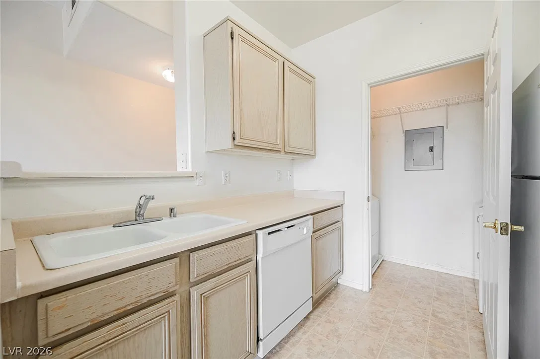 2 bed, 2.0 bath, 906 sqft, $1,340 — Photo 2