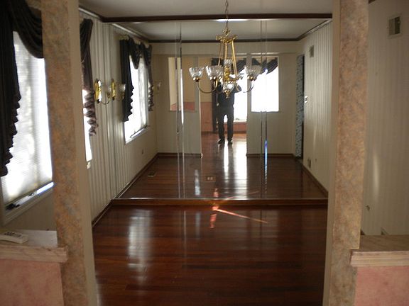 3rd image of 10516 Lockwood Ave