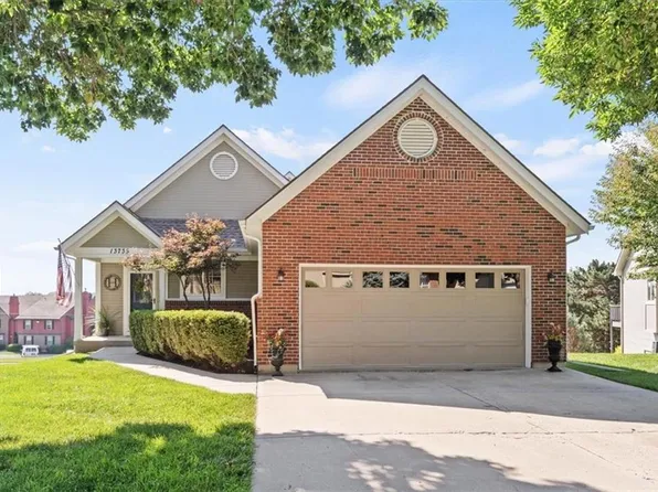 13735 Pembroke Cir, Leawood, KS 66224