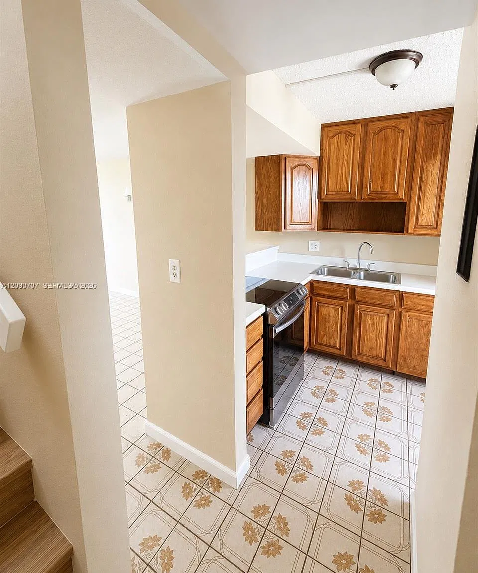 3 bed, 1290 sqft, $2,450 — Photo 3