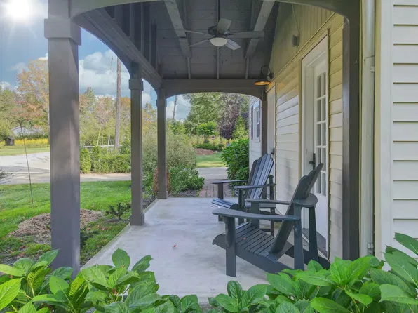 98 Mapleridge Rd, Chagrin Falls, OH 44022