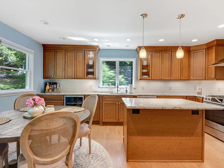 204 Deerfield Ln — Photo 6